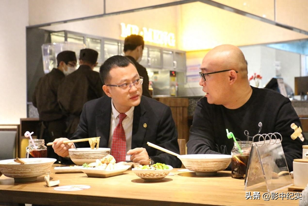 明星火锅店赚钱吗-明星搞副业：4元成本卖上千，火锅店人均500元，坑粉丝一点不手软