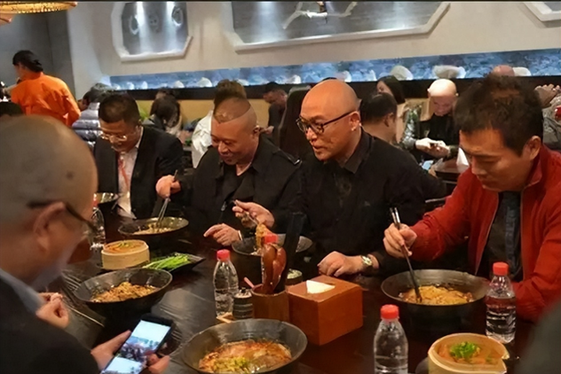 明星火锅店赚钱吗-明星搞副业：4元成本卖上千，火锅店人均500元，坑粉丝一点不手软