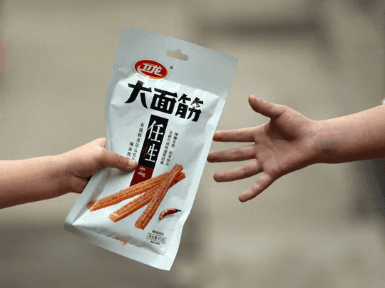 卫龙辣条是谁做的-草根创业到550亿造富神话，辣条界“茅台”卫龙是如何逆袭的？